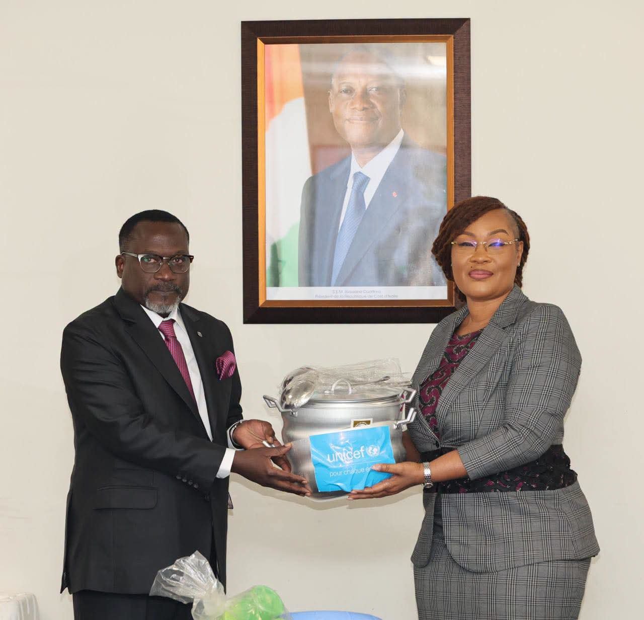 Remise du don UNICEF à la ministre Belmonde Dogo — Abidjan, Côte d'Ivoire